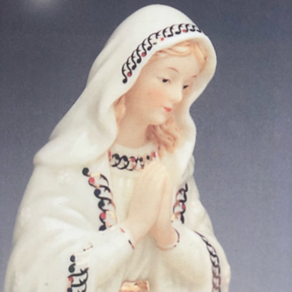 40% off Jade Porcelain Rare Vintage Nativity Figurine Mary Joseph and Baby Jesus - Picture 2 of 10